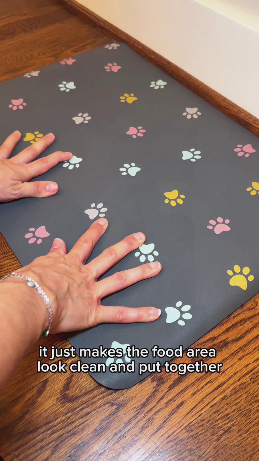 Video laden: Dark grey dog bowl mat review from a customer